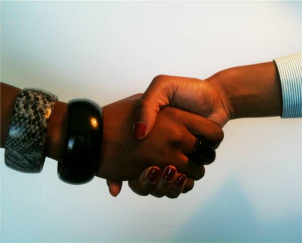 africanswomen_shaking_hands_01