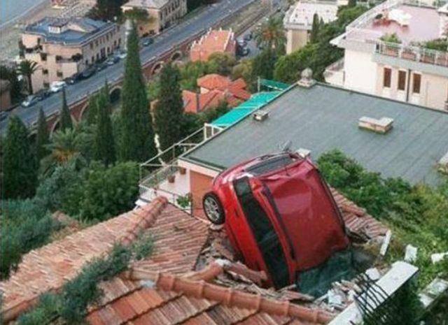 Une voiture qui a terminé sa course dans un toit - Imgur