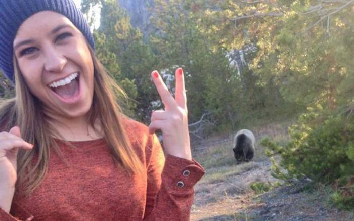 bear-selfie_3089273k