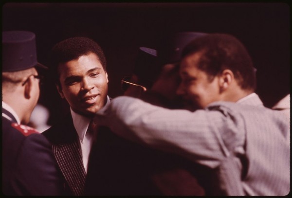 1024px-WORLD_HEAVYWEIGHT_BOXING_CHAMPION_MUHAMMAD_ALI,_A_BLACK_MUSLIM,_ATTENDS_THE_SECT'S_SERVICE_TO_HEAR_ELIJAH_MUHAMMAD..._-_NARA_-_556247