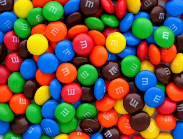 1280px-Plain-M&Ms-Pile