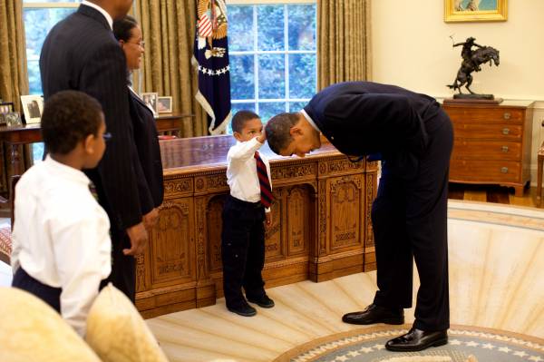 Boy_feeling_Barack_Obama's_hair