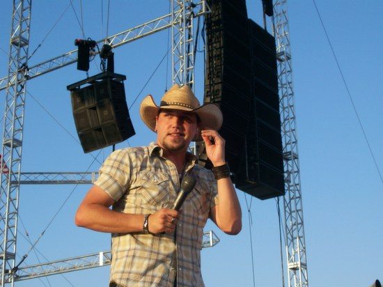 jason_aldean_performing_at_the_2006_indiana_state_fair