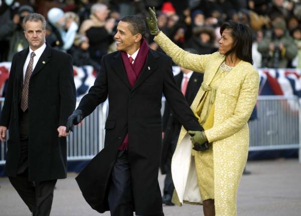 Obamas_walk_down_PA_Ave._1-20-09_hires_090120-N-0696M-546a