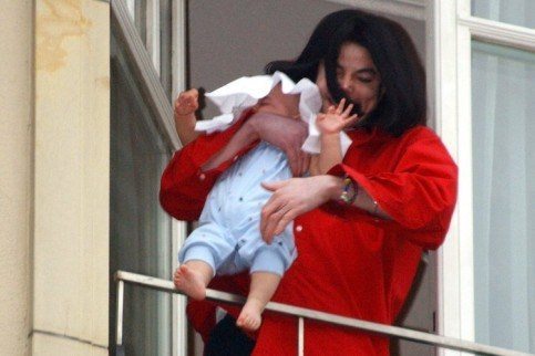 michael-jackson-holding-baby-over-balcony