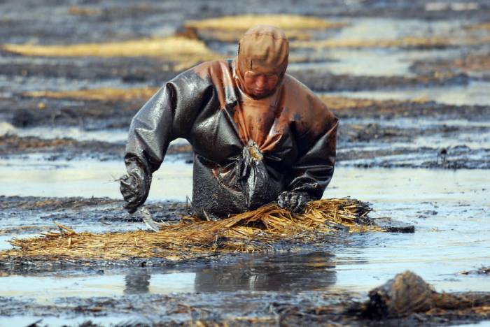 20. Un homme nettoie un port inondé de pétrole - Imgur