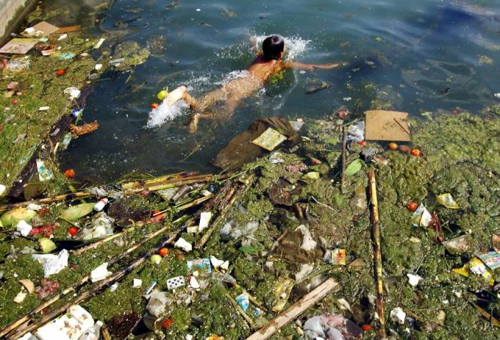 21. Encore un gamin qui se baigne dans de l'eau polluée - Imgur