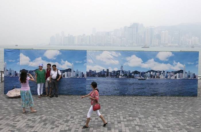 5. À Hong Kong, on installe des affiches pour cacher la pollution - Imgur