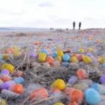 Une plage recouverte de Kinder surprise