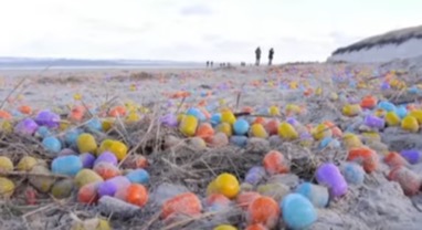 Une plage recouverte de Kinder surprise